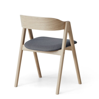 Mette stol eg/hvidpigment og grå Corsica stof sæde