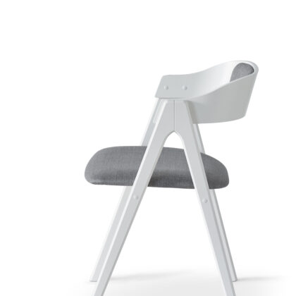 Mette stol i hvid bøg med stof sæde og polstret ryg vist fra siden