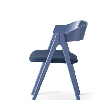 Mette stol bøg/blå med stof sæde og polstret ryg vist fra siden