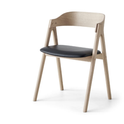 Mette eg/ubehandlet stol med sort Sydney lædersæde