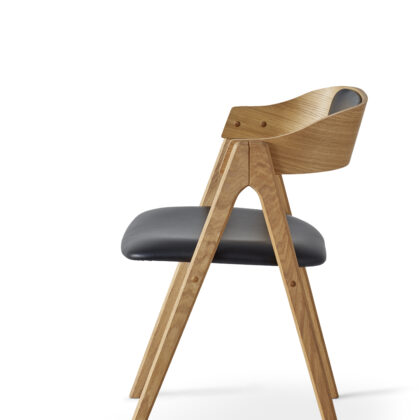 Mette stol i eg/olie med læder sæde og polstret ryg set fra siden