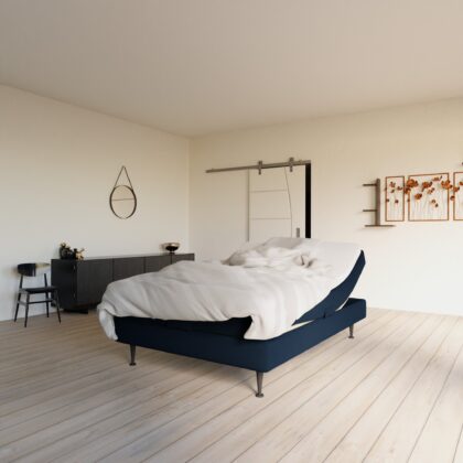 elevationsseng 120x200 cm i blå farve stående i et lækkert soveværelse med bredt langt plankegulv