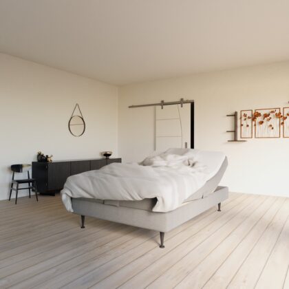 elevationsseng 120x200 centimeter som er lys grå der står i et lækkert soveværelse