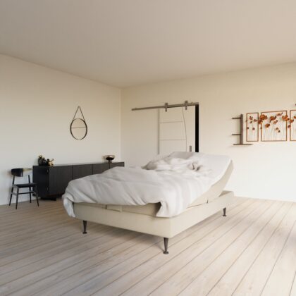 lækker elevationsseng 140x200 i sand farve i et lyst soveværelse og lækkert plankegulv