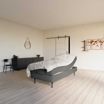 elevationsseng 80x200 cm i antracit farve stående i et lækkert soveværelse med bredt langt plankegulv