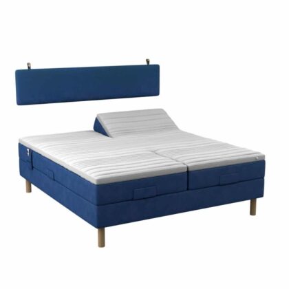 Fritlagt elevationsseng i blå velour og væghængt sengegavl