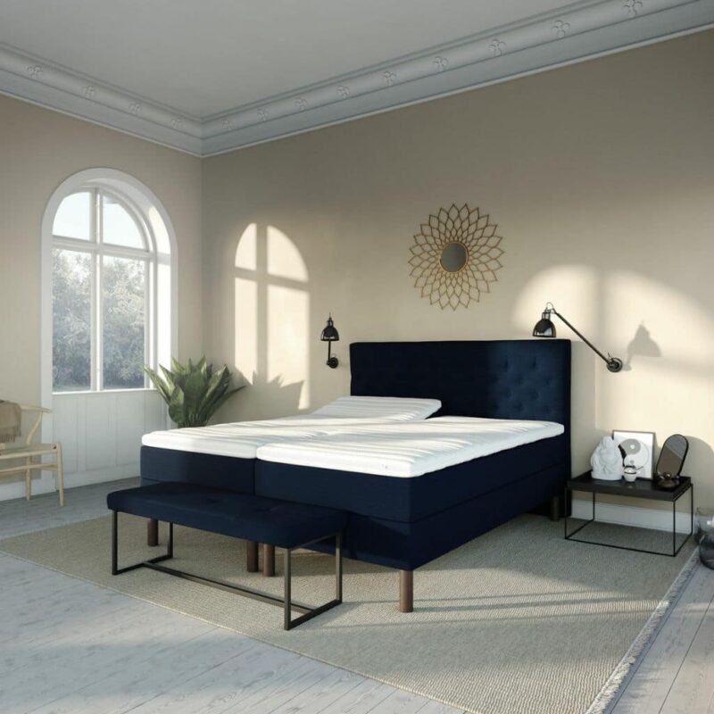 boxmadras med elevation 180x200 cm i blå farve i et lækkert klassisk soveværelse
