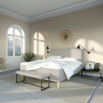 Elevationsseng i Kingsize størrelse på 210x210 cm i sand farve stående med en lækker sengegavl til en billig pris