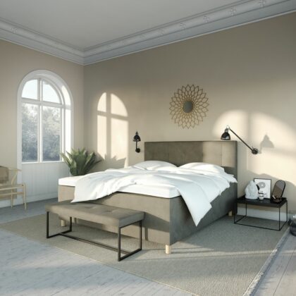 Kontinentalseng 210x210 cm i sand farvet velour i et stort stykke i et lyst soveværelse