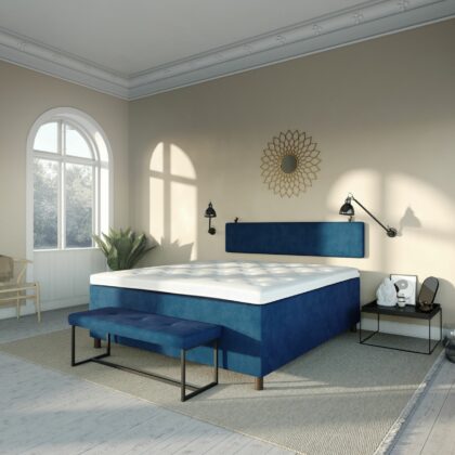 Kontinentalseng 180x200 cm i blå farvet velour i et lyst soveværelse